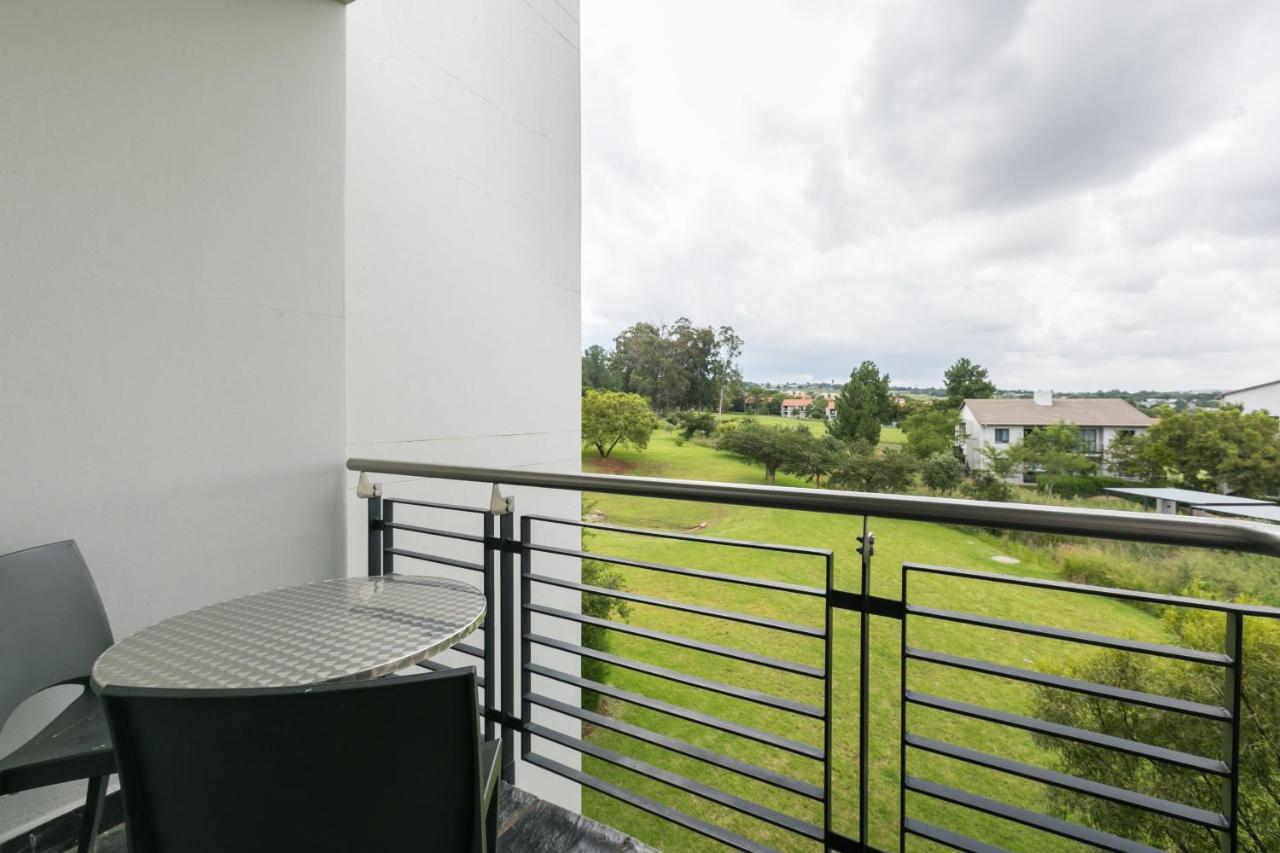 Modern Apartment In A Secure Golf Estate.Wifi Роодепоорт Екстериор снимка
